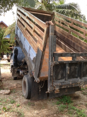 รถอีซูซุ 6 ล้อดั้ม 120 แรงม้า.  ปี 40  ( ฝาขาว. )    สนใจติดต่อ  081 - 6079515