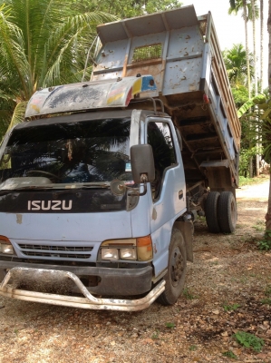 รถอีซูซุ 6 ล้อดั้ม 120 แรงม้า.  ปี 40  ( ฝาขาว. )    สนใจติดต่อ  081 - 6079515