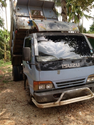 รถอีซูซุ 6 ล้อดั้ม 120 แรงม้า.  ปี 40  ( ฝาขาว. )    สนใจติดต่อ  081 - 6079515