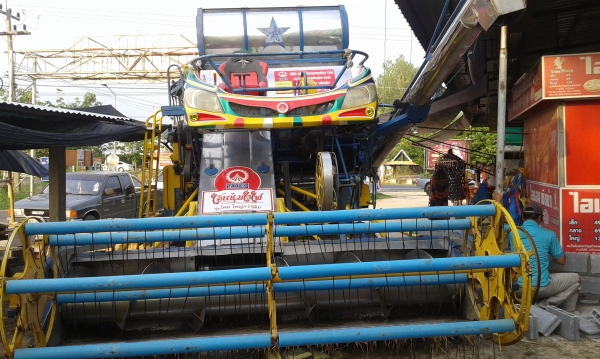 ขายรถเกี่ยวเกษตรพัฒนา รุ่นไอ้หนุ่มไวไฟ สภาพพร้อมใชั ตัวเดิน 12  ht  เครื่่อง isuzu 6hh1 210 เทอร์โบ