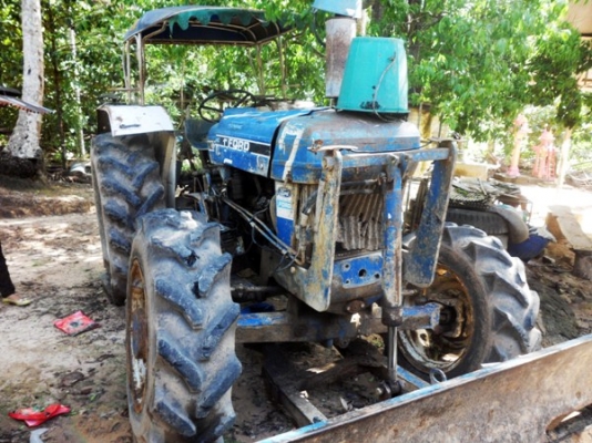 รถไถ Ford 2 เพลา ขับเคลื่อน 4 ล้อ 4 สูบ