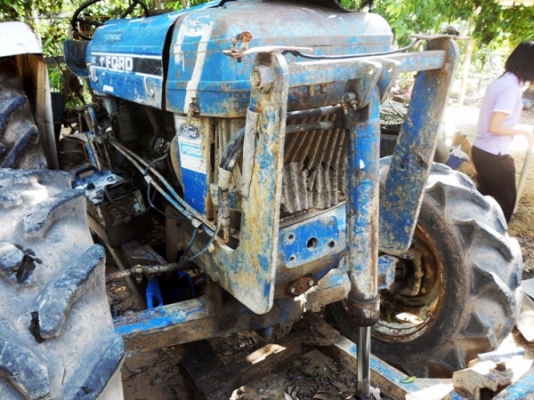 รถไถ Ford 2 เพลา ขับเคลื่อน 4 ล้อ 4 สูบ รถไถ Ford 2 เพลา ขับเคลื่อน 4 ล้อ 4 สูบ