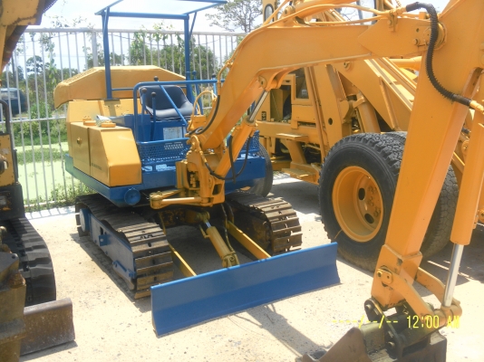 ขายรถแม็คโครโคมัสสุPC10-5เก่านอกพร้อมใช้มีเอกสารนำเข้าราคา180000บาทโทร0816426706