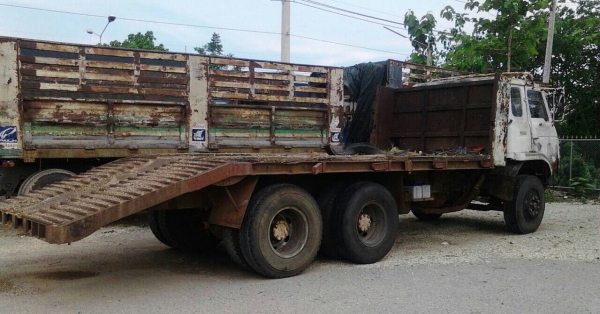 รถเทเลอร์พร้อมใช้งาน นิสสันUD 10ล้อบรรทุก แม๊คโครPC200 ได้