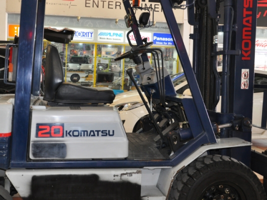 ขายรถโฟล์คลิฟท์มือสอง KOMATSU รุ่น FG20-11 ราคา 165,000 บาท ใช้งานมาน้อยเพียง 2398 ชั่วโมง นำเข้าจากประเทศญี่ปุ่น 100\% ไม่เคยใช้งานในประเทศไทย