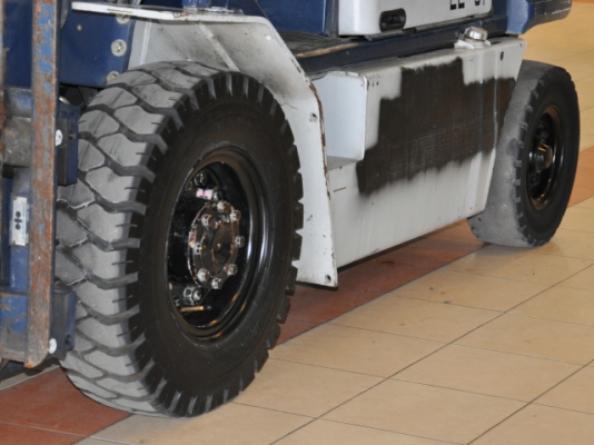 ขายรถโฟล์คลิฟท์มือสอง KOMATSU รุ่น FG20-11 ราคา 165,000 บาท ใช้งานมาน้อยเพียง 2398 ชั่วโมง นำเข้าจากประเทศญี่ปุ่น 100\% ไม่เคยใช้งานในประเทศไทย