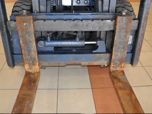 ขายรถโฟล์คลิฟท์มือสอง KOMATSU รุ่น FG20-11 ราคา 165,000 บาท ใช้งานมาน้อยเพียง 2398 ชั่วโมง นำเข้าจากประเทศญี่ปุ่น 100\% ไม่เคยใช้งานในประเทศไทย