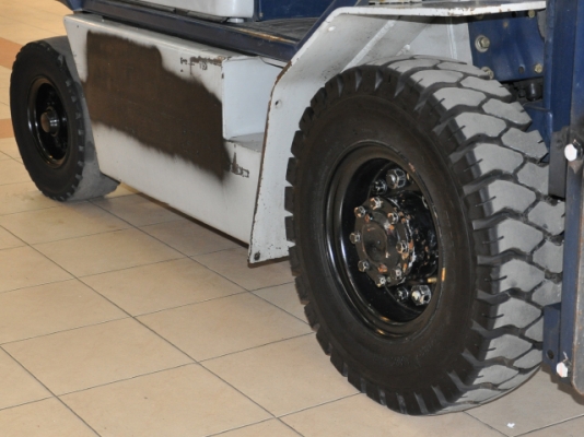 ขายรถโฟล์คลิฟท์มือสอง KOMATSU รุ่น FG20-11 ราคา 165,000 บาท ใช้งานมาน้อยเพียง 2398 ชั่วโมง นำเข้าจากประเทศญี่ปุ่น 100\% ไม่เคยใช้งานในประเทศไทย