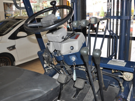 ขายรถโฟล์คลิฟท์มือสอง KOMATSU รุ่น FG20-11 ราคา 165,000 บาท ใช้งานมาน้อยเพียง 2398 ชั่วโมง นำเข้าจากประเทศญี่ปุ่น 100\% ไม่เคยใช้งานในประเทศไทย