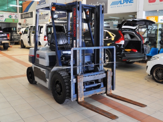 ขายรถโฟล์คลิฟท์มือสอง KOMATSU รุ่น FG20-11 ราคา 165,000 บาท ใช้งานมาน้อยเพียง 2398 ชั่วโมง นำเข้าจากประเทศญี่ปุ่น 100\% ไม่เคยใช้งานในประเทศไทย