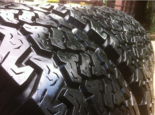 ยาง Silver stone 265 70 16 ปี12 ดอกเป็นเซ็นใช้งานอีก 2-3ปี สบายๆครับ