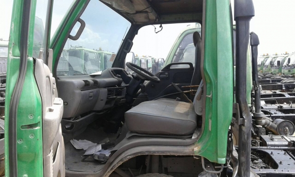 ขายรถบรรทุก 6 ล้อหัวคัสซี ISUZU NKR 130 เทอร์โบ ปี 2547-2548 มี 70 คัน ราคาคันละ 280000