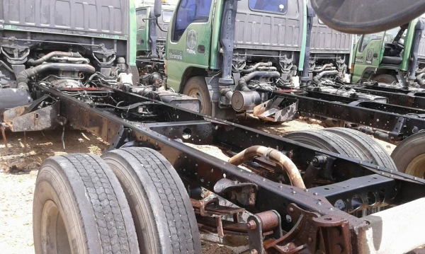 ขายรถบรรทุก 6 ล้อหัวคัสซี ISUZU NKR 130 เทอร์โบ ปี 2547-2548 มี 70 คัน ราคาคันละ 280000