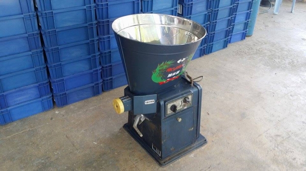 เครื่องขัดข้าวขาวเก่าญี่ปุ่น ISEKI  รุ่น 1B15E  สภาพดี  สามารถใช้ขัดสีข้าวกล้องให้เป็นข้าวขาว ขนาดกระทัดรัด เหมาะสำหรับใช้ในครัวเรือน  เครื่องพร้อมใช้งาน