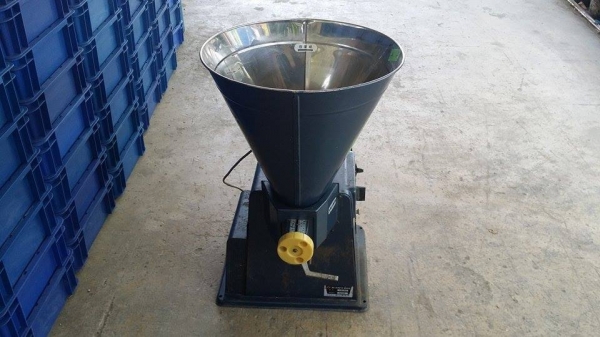 เครื่องขัดข้าวขาวเก่าญี่ปุ่น ISEKI  รุ่น 1B15E  สภาพดี  สามารถใช้ขัดสีข้าวกล้องให้เป็นข้าวขาว ขนาดกระทัดรัด เหมาะสำหรับใช้ในครัวเรือน  เครื่องพร้อมใช้งาน