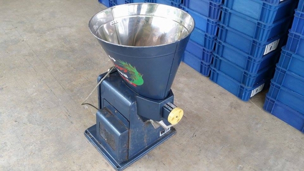 เครื่องขัดข้าวขาวเก่าญี่ปุ่น ISEKI  รุ่น 1B15E  สภาพดี  สามารถใช้ขัดสีข้าวกล้องให้เป็นข้าวขาว ขนาดกระทัดรัด เหมาะสำหรับใช้ในครัวเรือน  เครื่องพร้อมใช้งาน