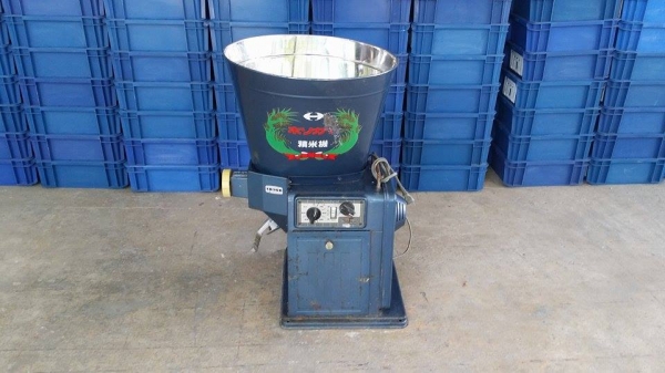 เครื่องขัดข้าวขาวเก่าญี่ปุ่น ISEKI  รุ่น 1B15E  สภาพดี  สามารถใช้ขัดสีข้าวกล้องให้เป็นข้าวขาว ขนาดกระทัดรัด เหมาะสำหรับใช้ในครัวเรือน  เครื่องพร้อมใช้งาน