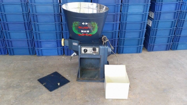 เครื่องขัดข้าวขาวเก่าญี่ปุ่น ISEKI  รุ่น 1B15E  สภาพดี  สามารถใช้ขัดสีข้าวกล้องให้เป็นข้าวขาว ขนาดกระทัดรัด เหมาะสำหรับใช้ในครัวเรือน  เครื่องพร้อมใช้งาน