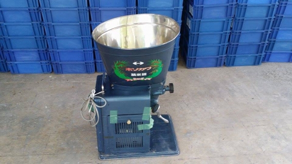 เครื่องขัดข้าวขาวเก่าญี่ปุ่น  ISEKI  รุ่น  1BE สภาพดี  สามารถใช้ขัดสีข้าวกล้องให้เป็นข้าวขาว ขนาดกระทัดรัด เหมาะสำหรับใช้ในครัวเรือน  เครื่องพร้อมใช้งาน