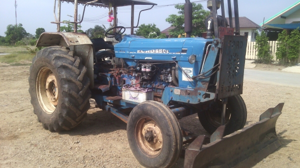ขายรถไถFORD รุ่น6600 เสื้อลาย  สวยเดิมพร้อมใช้งานเอกสารเล่มทะเบียน