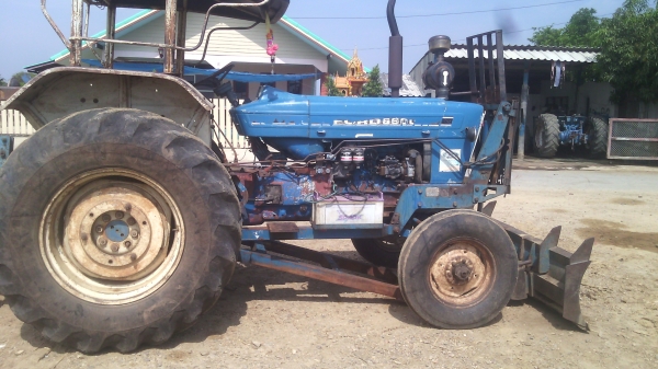 ขายรถไถFORD รุ่น6600 เสื้อลาย  สวยเดิมพร้อมใช้งานเอกสารเล่มทะเบียน