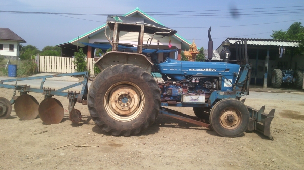 ขายรถไถFORD รุ่น6600 เสื้อลาย  สวยเดิมพร้อมใช้งานเอกสารเล่มทะเบียน