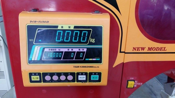 เครื่องชั่งพร้อมคัดแยกเมล็ด YANMAR รุ่น KR2300 (2)  เก่าญี่ปุ่น สภาพสวย เครื่องพร้อมใช้งาน ทำให้การชั่งเป็นไปอย่างสะดวกและได้มาตรฐาน