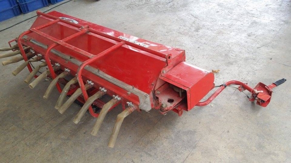 เครื่องหยอดปุ๋ย สำหรับใส่ท้ายรถไถ TRADEMARK SF1320DF เก่าญี่ปุ่น สภาพสวย เครื่องพร้อมใช้งาน