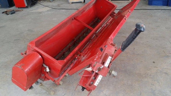 เครื่องหยอดปุ๋ย สำหรับใส่ท้ายรถไถ TRADEMARK SF1320DF เก่าญี่ปุ่น สภาพสวย เครื่องพร้อมใช้งาน