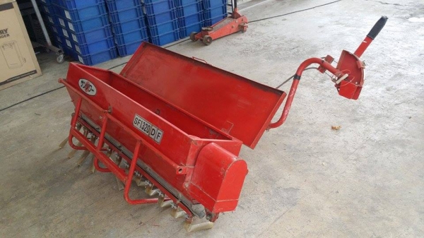 เครื่องหยอดปุ๋ย สำหรับใส่ท้ายรถไถ TRADEMARK SF1320DF เก่าญี่ปุ่น สภาพสวย เครื่องพร้อมใช้งาน
