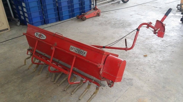เครื่องหยอดปุ๋ย สำหรับใส่ท้ายรถไถ TRADEMARK SF1320DF เก่าญี่ปุ่น สภาพสวย เครื่องพร้อมใช้งาน