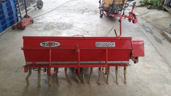 เครื่องหยอดปุ๋ย สำหรับใส่ท้ายรถไถ TRADEMARK SF1320DF เก่าญี่ปุ่น สภาพสวย เครื่องพร้อมใช้งาน