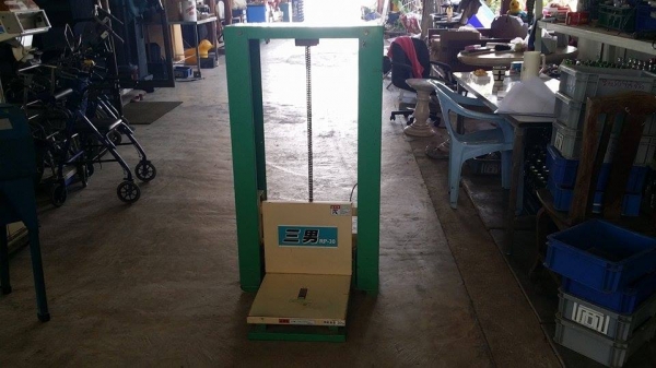 ลิฟต์ยกกระสอบข้าว   RP-30  เก่าญี่ปุ่น สภาพสวย เครื่องพร้อมใช้งาน ใช้งานง่าย เคลื่อนย้ายสะดวก สามารถยกกระสอบข้าวได้หนักถึง 30 kg.