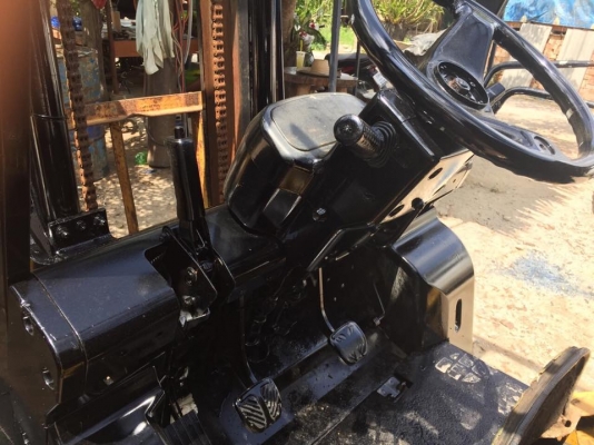 รถยก 2.5 ตัน รถฟอร์คลิฟต์ TCM  FD25T6 เกียร์ออโต้ เสา3ม.พร้อมใช้ รถร้านวัสดุก่อสร้าง สาดสีใหม่ไม่ได้ย้อมแมว