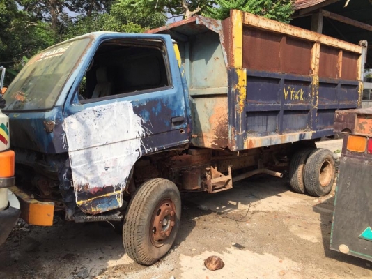 6 ล้อ 7 คัน ขายเหมารถใช้ในโรงงานคอนกรีตอัดแรงไม่มีเล่ม เจ้าของขายซากตามสภาพเท่านั้น