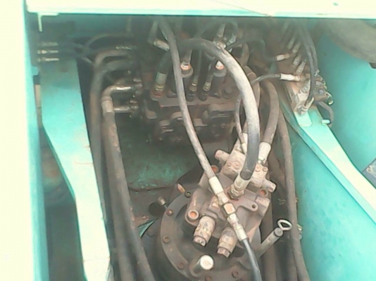 KOBELCO MARK 8 SUPER YN12 SK 200 ทำงาน 8,500 ชม. บอดี้สวยเดิมๆดีครับ เครื่องยนต์แน่นดีแรงดีทำงานได้เร็วมากครับ ภายในเก๋งสะอาดสวย แอร์เย็น ไฟฟ้าหน้าจอเต็มครบพร้อม ภายนอกบูมอาร์สวยๆมีปะไว้เล็กน้อยครับ ช่วงล่างแน่น โรลเลอร์โซ่บูทใบแทรกเต็มดีประมาณ 75\% พร้อมใ