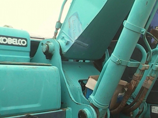 KOBELCO MARK 8 SUPER YN12 SK 200 ทำงาน 8,500 ชม. บอดี้สวยเดิมๆดีครับ เครื่องยนต์แน่นดีแรงดีทำงานได้เร็วมากครับ ภายในเก๋งสะอาดสวย แอร์เย็น ไฟฟ้าหน้าจอเต็มครบพร้อม ภายนอกบูมอาร์สวยๆมีปะไว้เล็กน้อยครับ ช่วงล่างแน่น โรลเลอร์โซ่บูทใบแทรกเต็มดีประมาณ 75\% พร้อมใ