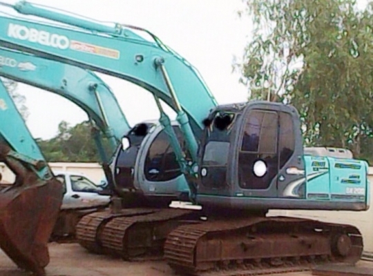 KOBELCO MARK 8 SUPER YN12 SK 200 ทำงาน 8,500 ชม. บอดี้สวยเดิมๆดีครับ เครื่องยนต์แน่นดีแรงดีทำงานได้เร็วมากครับ ภายในเก๋งสะอาดสวย แอร์เย็น ไฟฟ้าหน้าจอเต็มครบพร้อม ภายนอกบูมอาร์สวยๆมีปะไว้เล็กน้อยครับ ช่วงล่างแน่น โรลเลอร์โซ่บูทใบแทรกเต็มดีประมาณ 75\% พร้อมใ