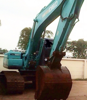 KOBELCO MARK 8 SUPER YN12 SK 200 ทำงาน 8,500 ชม. บอดี้สวยเดิมๆดีครับ เครื่องยนต์แน่นดีแรงดีทำงานได้เร็วมากครับ ภายในเก๋งสะอาดสวย แอร์เย็น ไฟฟ้าหน้าจอเต็มครบพร้อม ภายนอกบูมอาร์สวยๆมีปะไว้เล็กน้อยครับ ช่วงล่างแน่น โรลเลอร์โซ่บูทใบแทรกเต็มดีประมาณ 75\% พร้อมใ