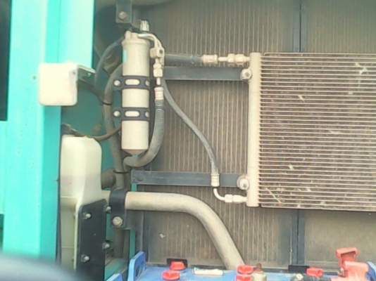 KOBELCO MARK 8 SUPER YN12 SK 200 ทำงาน 8,500 ชม. บอดี้สวยเดิมๆดีครับ เครื่องยนต์แน่นดีแรงดีทำงานได้เร็วมากครับ ภายในเก๋งสะอาดสวย แอร์เย็น ไฟฟ้าหน้าจอเต็มครบพร้อม ภายนอกบูมอาร์สวยๆมีปะไว้เล็กน้อยครับ ช่วงล่างแน่น โรลเลอร์โซ่บูทใบแทรกเต็มดีประมาณ 75\% พร้อมใ