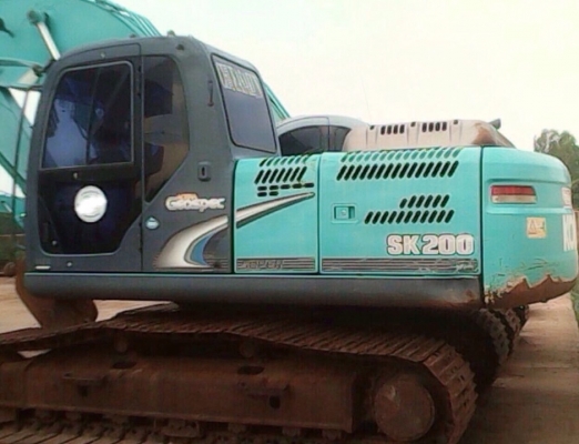 KOBELCO MARK 8 SUPER YN12 SK 200 ทำงาน 8,500 ชม. บอดี้สวยเดิมๆดีครับ เครื่องยนต์แน่นดีแรงดีทำงานได้เร็วมากครับ ภายในเก๋งสะอาดสวย แอร์เย็น ไฟฟ้าหน้าจอเต็มครบพร้อม ภายนอกบูมอาร์สวยๆมีปะไว้เล็กน้อยครับ ช่วงล่างแน่น โรลเลอร์โซ่บูทใบแทรกเต็มดีประมาณ 75\% พร้อมใ