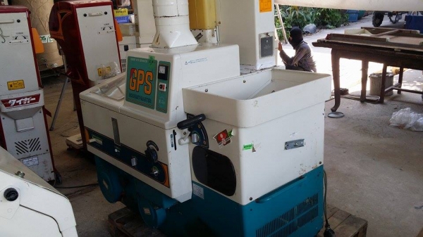 เครื่องสีข้าวกล้องเก่าญี่ปุ่น  SATAKE  รุ่น GPS 350  (1) สภาพสวย เครื่องพร้อมใช้งาน  ไม่เคยใช้งานในไทย