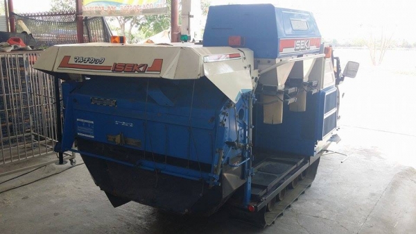 รถเกี่ยวข้าวพร้อมนวดข้าวในตัว แบบนั่งขับ เก่าญี่ปุ่น  ISEKI  Frontier 170 สภาพสวย เครื่องยนต์ติดง่ายพร้อมใช้งาน ไม่เคยใช้งานในไทย