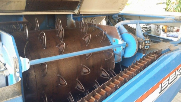 รถเกี่ยวข้าวพร้อมนวดข้าวในตัว แบบนั่งขับ เก่าญี่ปุ่น  ISEKI  Frontier 170 สภาพสวย เครื่องยนต์ติดง่ายพร้อมใช้งาน ไม่เคยใช้งานในไทย