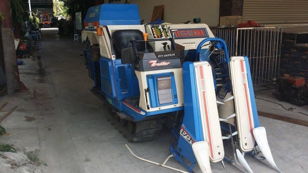 รถเกี่ยวข้าวพร้อมนวดข้าวในตัว แบบนั่งขับ เก่าญี่ปุ่น  ISEKI  Frontier 170 สภาพสวย เครื่องยนต์ติดง่ายพร้อมใช้งาน ไม่เคยใช้งานในไทย