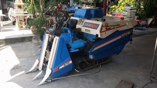 รถเกี่ยวข้าวพร้อมนวดข้าวในตัว แบบนั่งขับ เก่าญี่ปุ่น  ISEKI  Frontier 170 สภาพสวย เครื่องยนต์ติดง่ายพร้อมใช้งาน ไม่เคยใช้งานในไทย