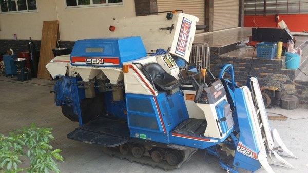 รถเกี่ยวข้าวพร้อมนวดข้าวในตัว แบบนั่งขับ เก่าญี่ปุ่น  ISEKI  Frontier 170 สภาพสวย เครื่องยนต์ติดง่ายพร้อมใช้งาน ไม่เคยใช้งานในไทย