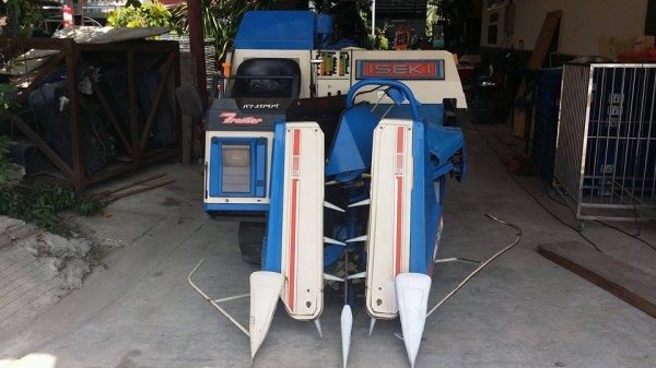 รถเกี่ยวข้าวพร้อมนวดข้าวในตัว แบบนั่งขับ เก่าญี่ปุ่น  ISEKI  Frontier 170 สภาพสวย เครื่องยนต์ติดง่ายพร้อมใช้งาน ไม่เคยใช้งานในไทย