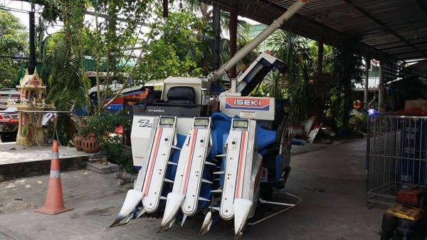 รถเกี่ยวข้าวพร้อมนวดข้าวในตัว แบบนั่งขับ เก่าญี่ปุ่น  ISEKI  Frontier 227 สภาพสวย เครื่องยนต์ติดง่ายพร้อมใช้งาน ไม่เคยใช้งานในไทย