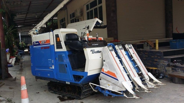 รถเกี่ยวข้าวพร้อมนวดข้าวในตัว แบบนั่งขับ เก่าญี่ปุ่น  ISEKI  Frontier 227 สภาพสวย เครื่องยนต์ติดง่ายพร้อมใช้งาน ไม่เคยใช้งานในไทย